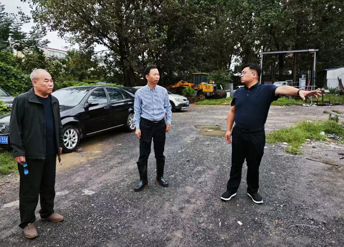 王振海調(diào)研城區(qū)防汛、揚(yáng)塵治理及黑臭水體整治工作